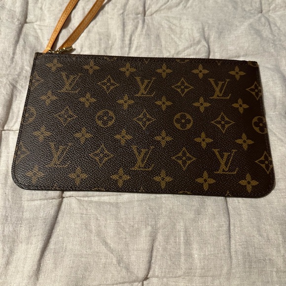 Like NEW! AUTHENTIC MONOGRAM LOUIS VUITTON WRISTLET.No signs of wear in or out. - Picture 2 of 10